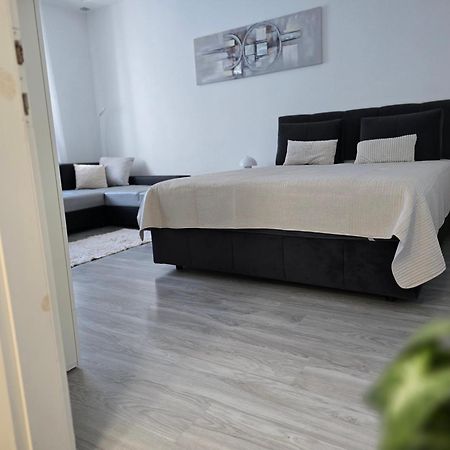 Martina Apartman Bekescsaba Buitenkant foto