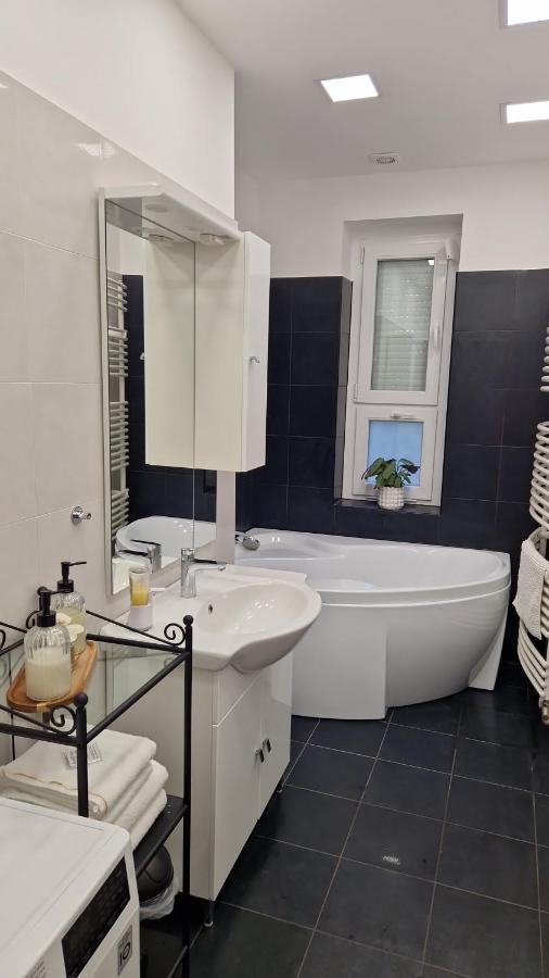 Martina Apartman Bekescsaba Buitenkant foto
